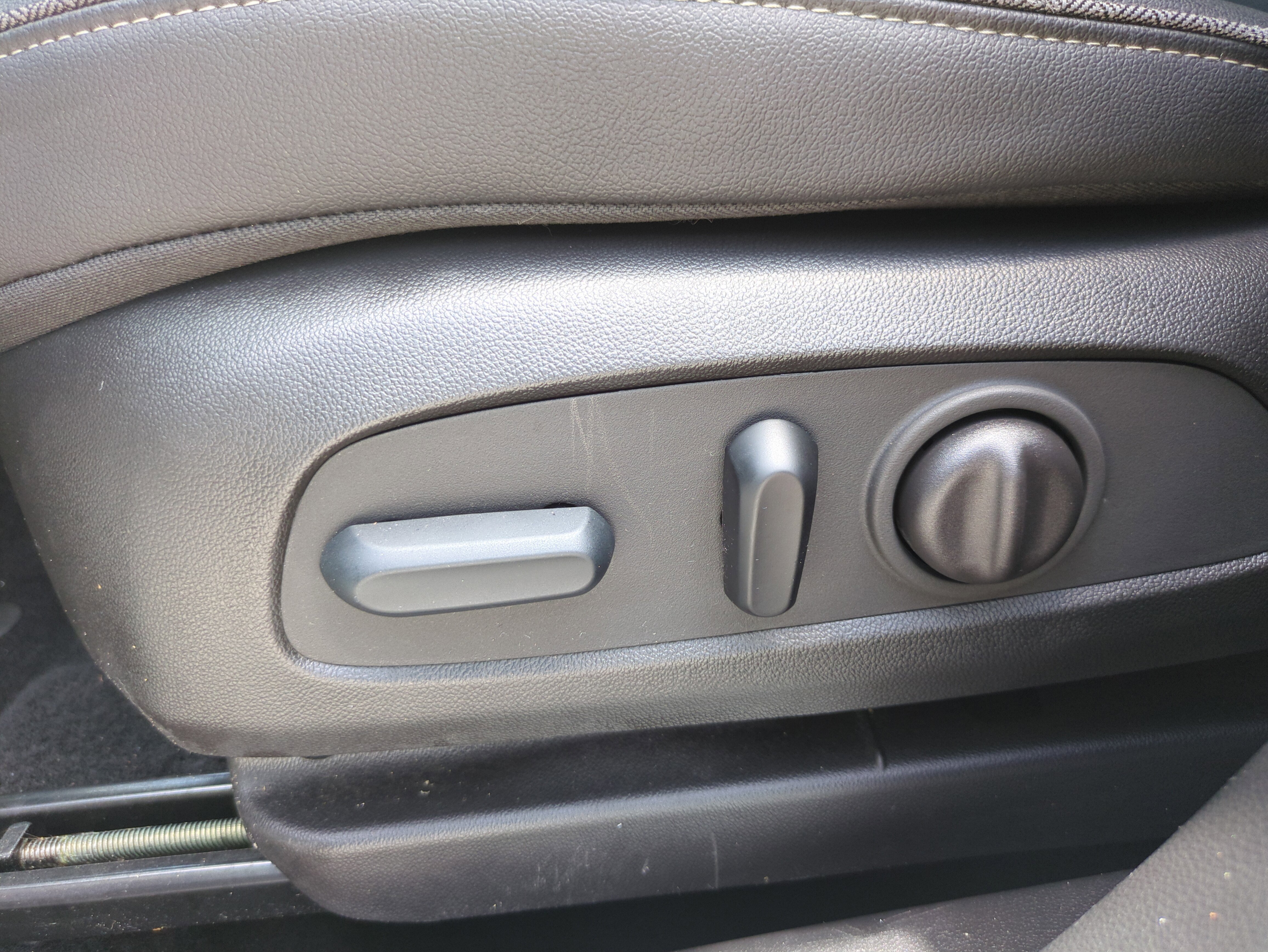 Used 2023 White Frost Tricoat Buick Essence image 21