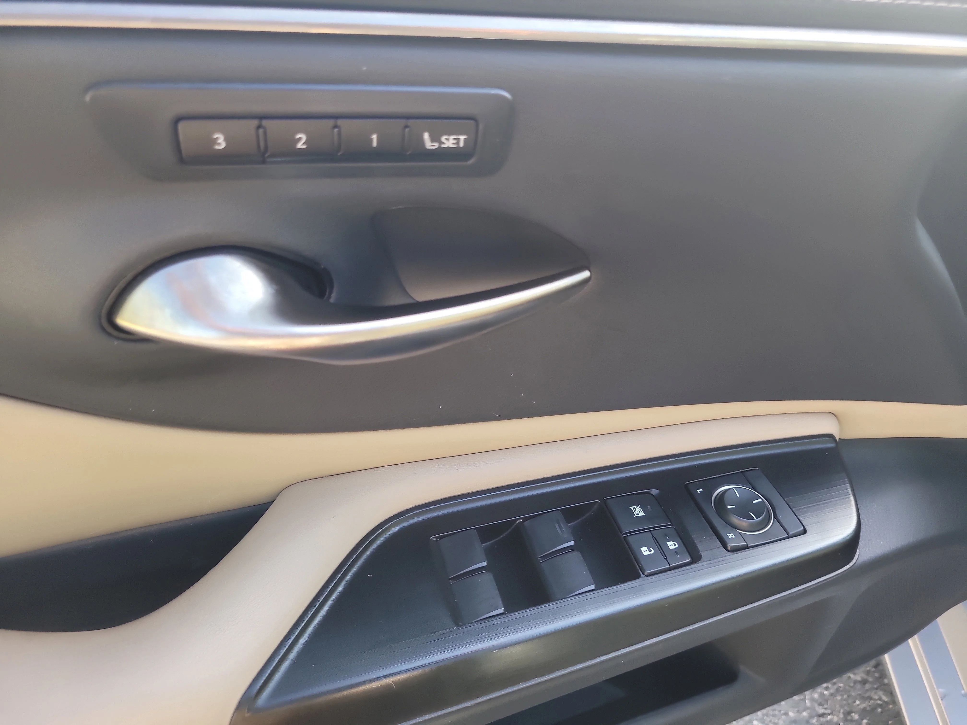 Used 2019 Silver Lexus ES 350 image 16