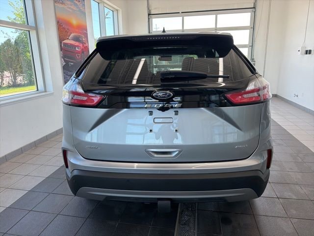 Used 2022 Silver Ford SEL image 4