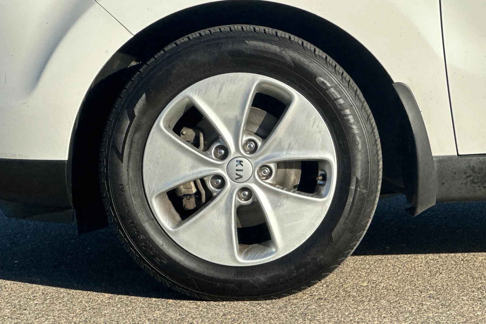 Used 2016 White Kia Base image 24