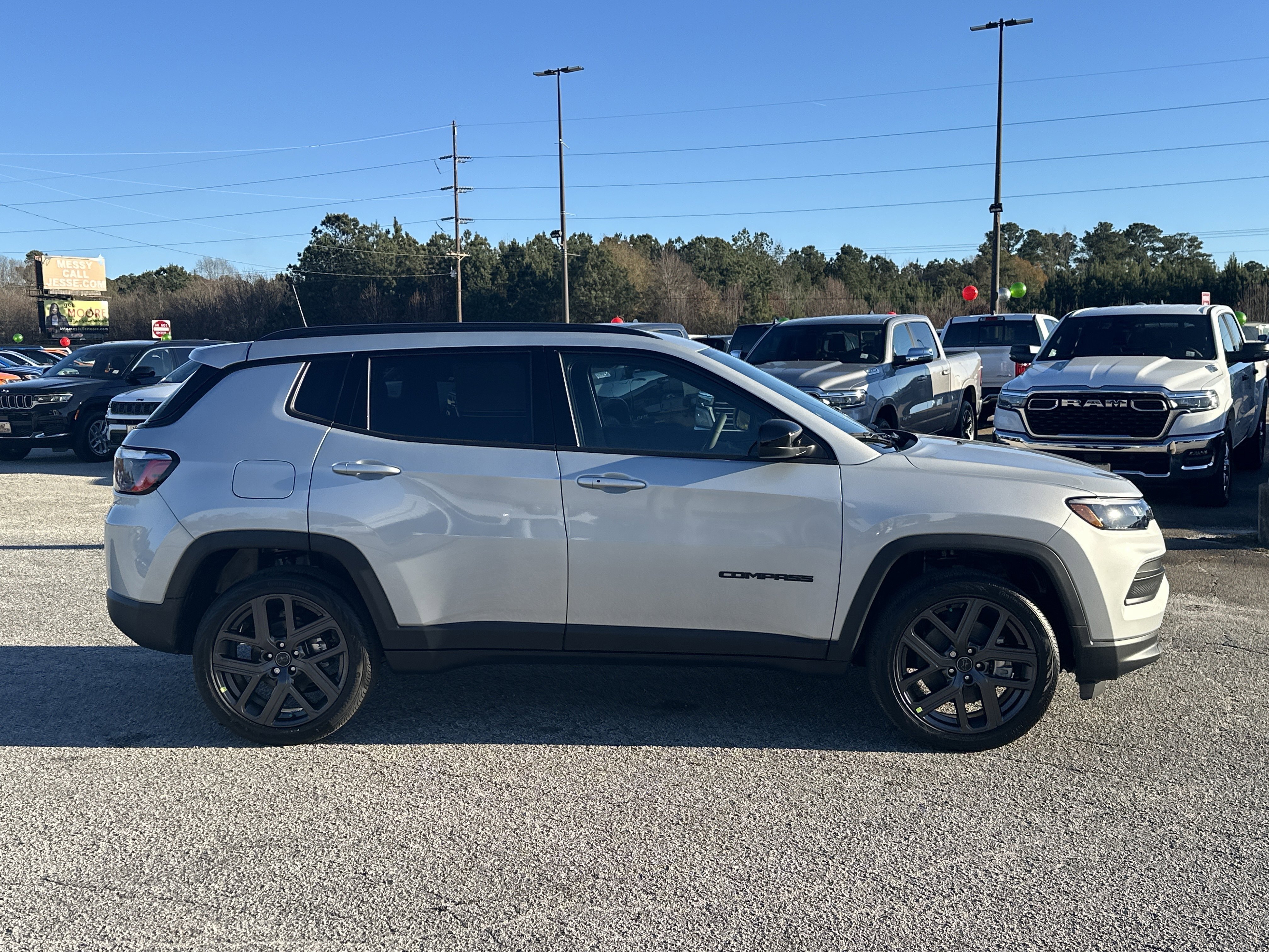 New 2026 Silver Zynith Metallic Clear-Coat Exterior Paint Jeep Latitude Altitude image 9