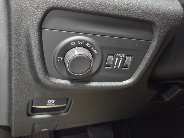 New 2026 Baltic Gray Metallic Clear-Coat Exterior Paint Jeep Altitude image 27