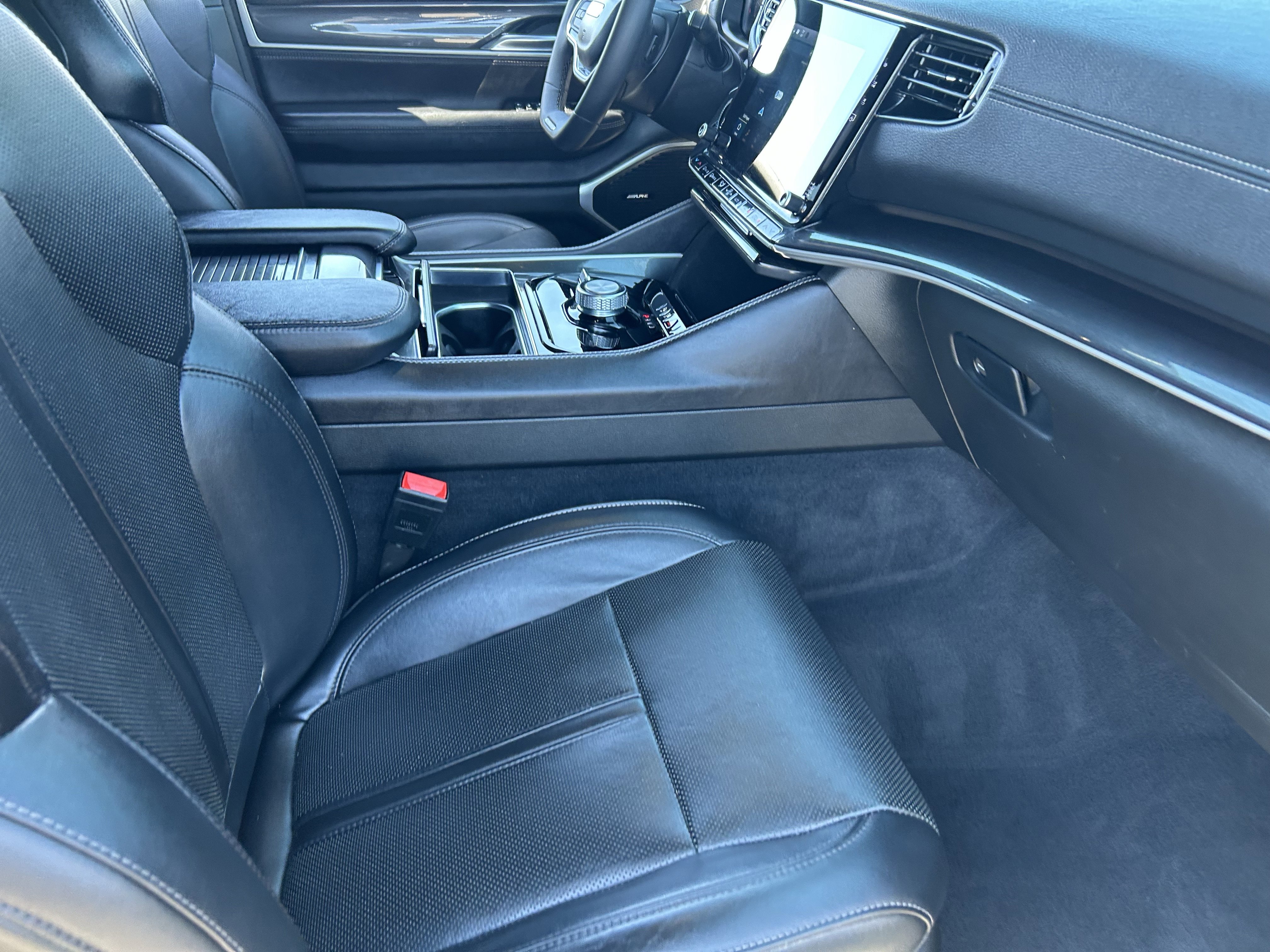 Used 2024 Diamond Black Crystal Pearlcoat Jeep Base image 11