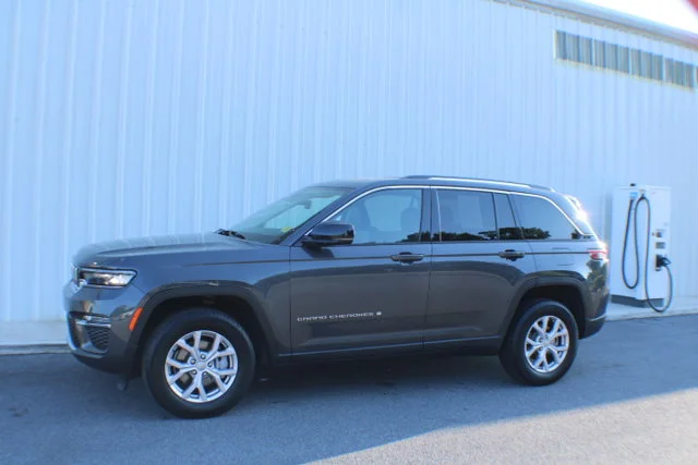 Used 2022 Baltic Gray Metallic Clearcoat Jeep Limited image 4
