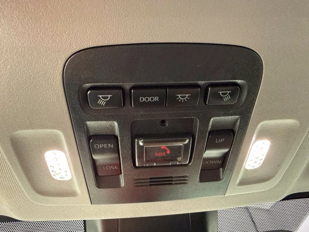 Used 2022 Off-white Toyota SE image 22