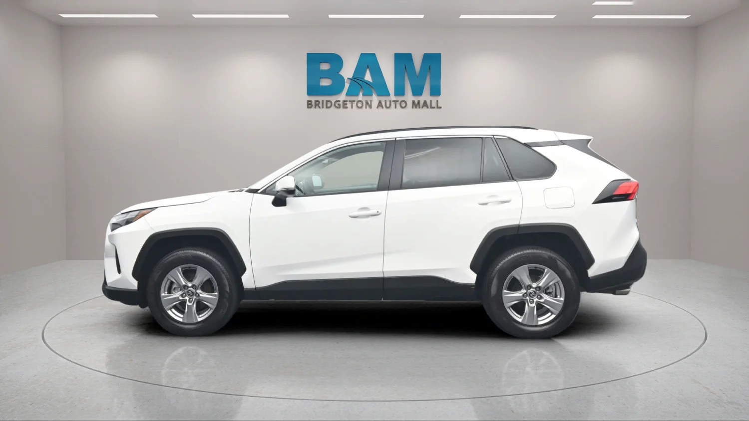 Used 2025 White Toyota XLE image 3