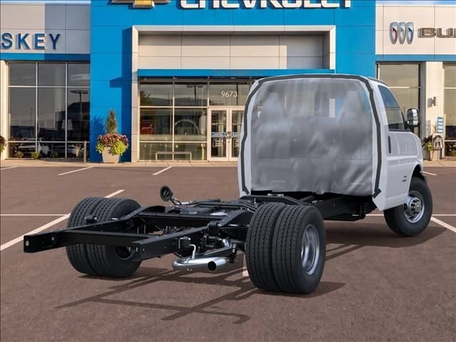 New 2026 Summit White Chevrolet 1WT image 4