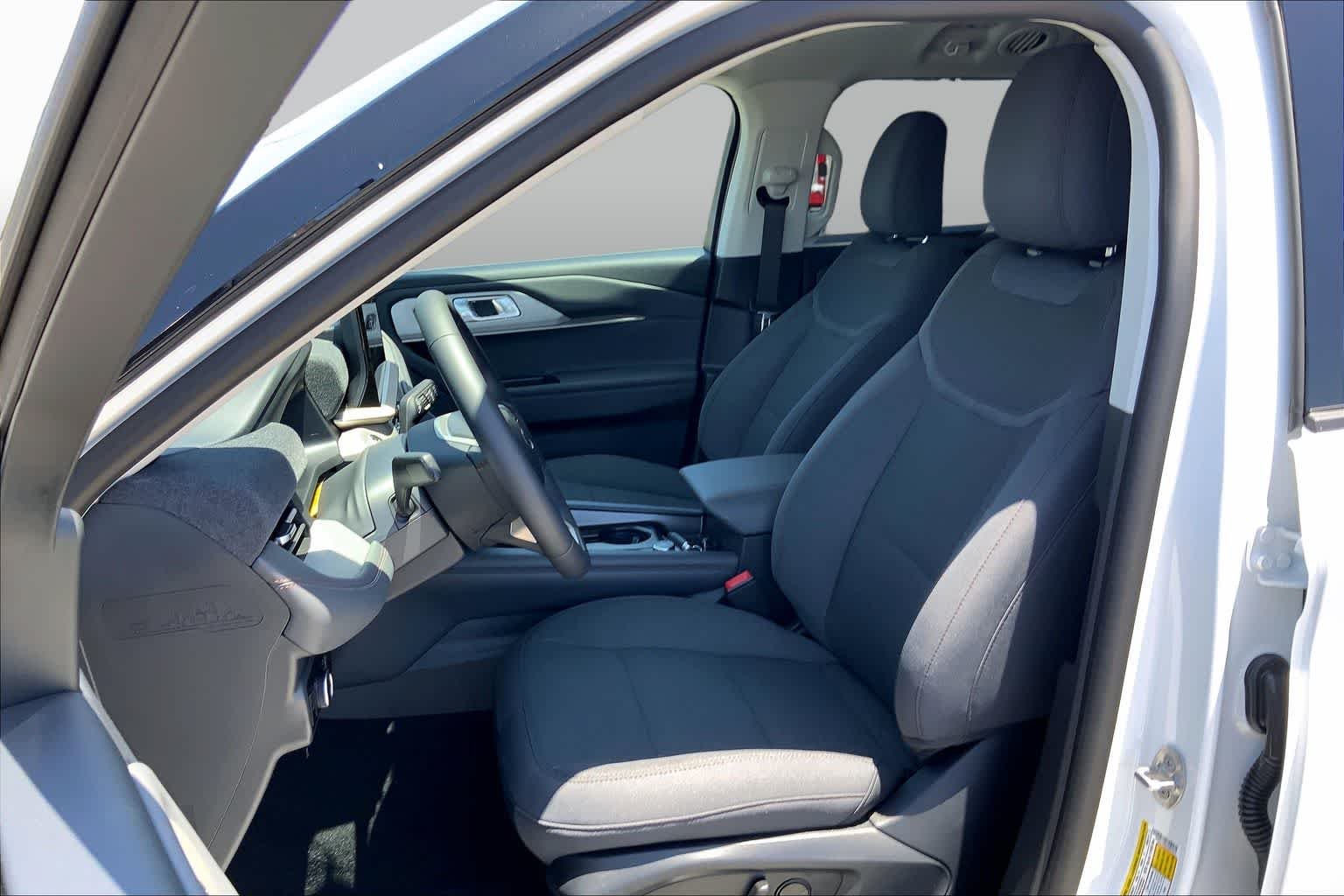 New 2026 Star White Metallic Tri-Coat Ford Active image 9