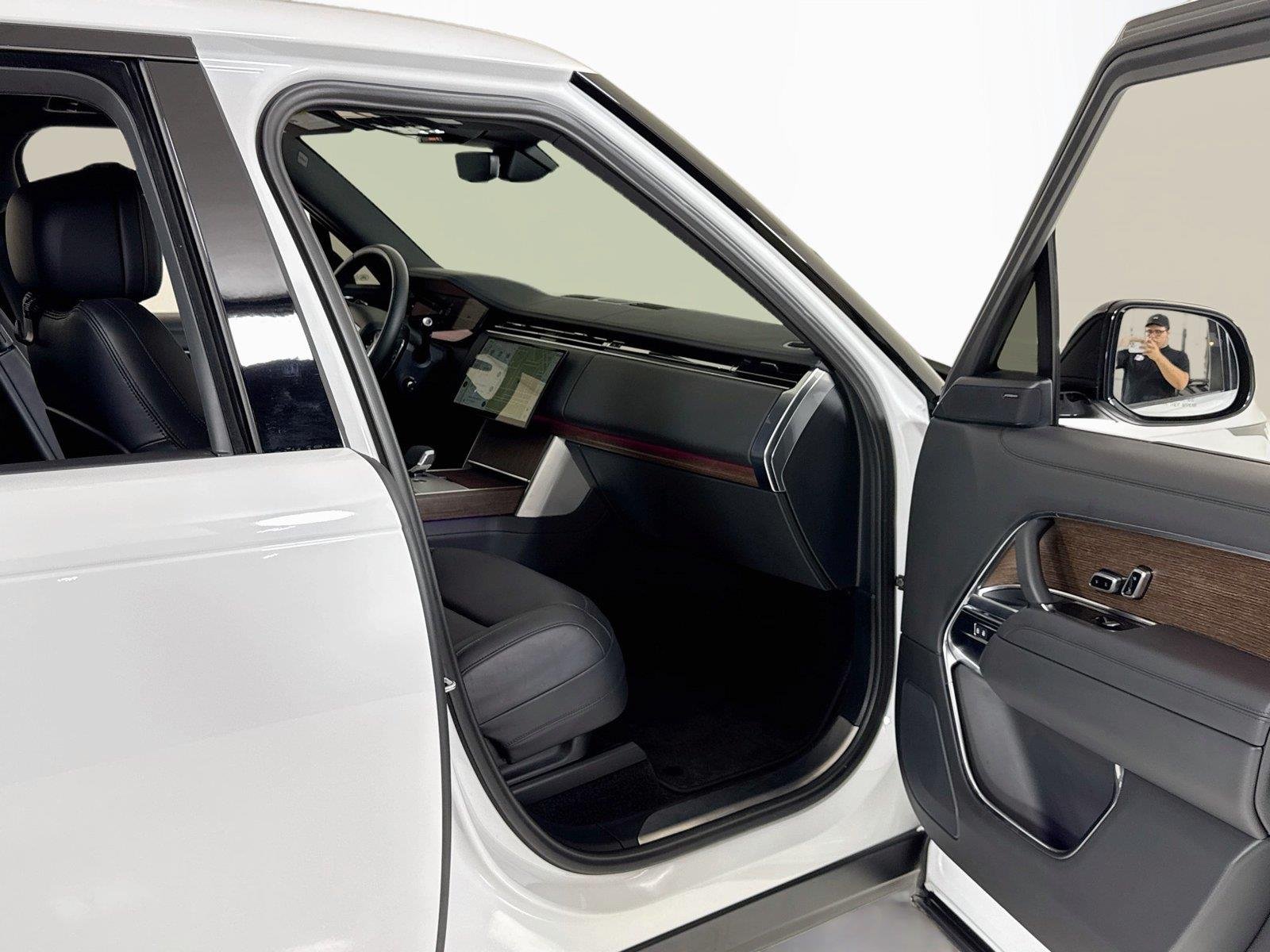 Used 2024 Fuji White Land Rover SE | Blackout Pkg | 360 Camera | Heated/Vented Seats image 32