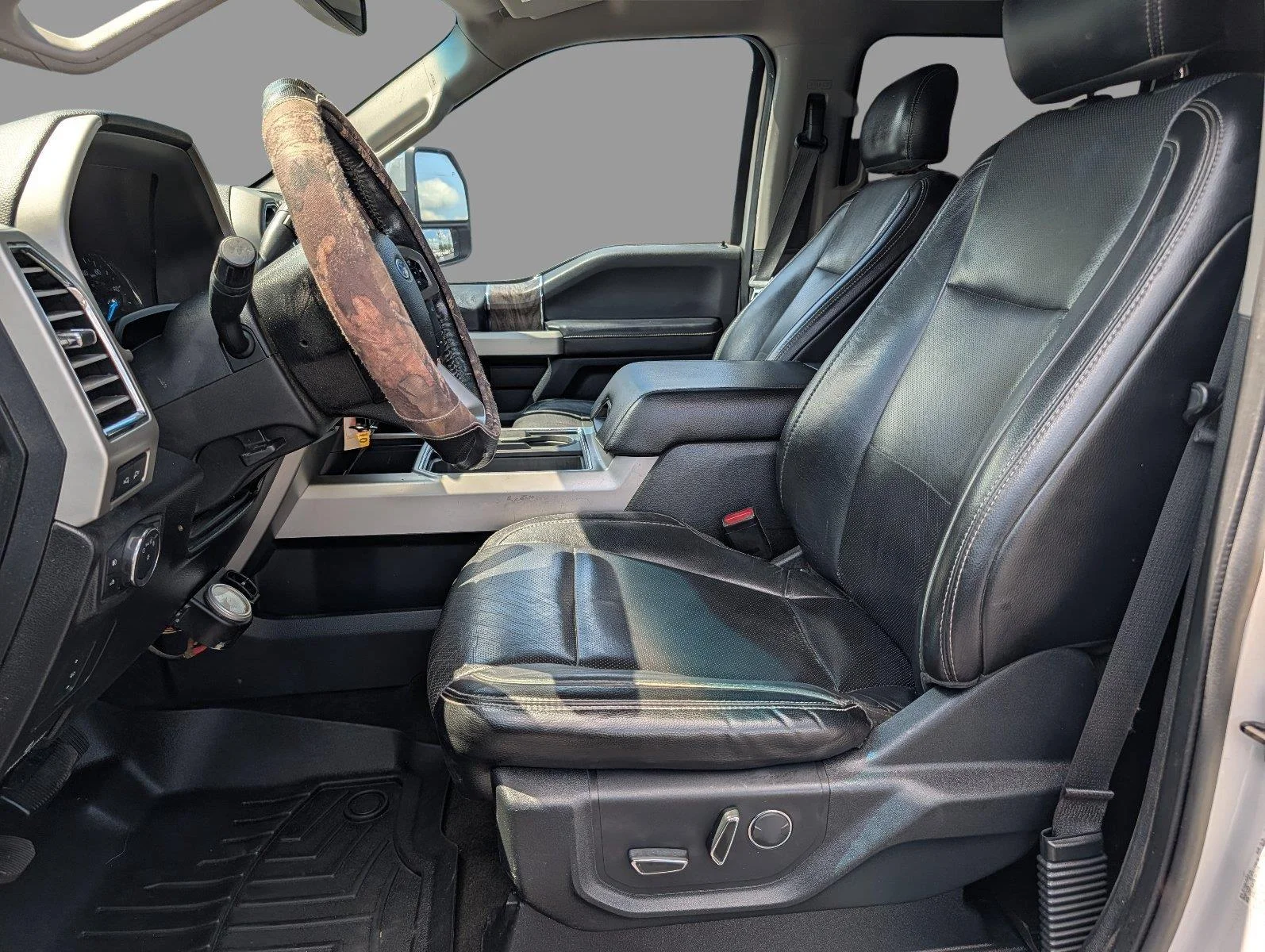 Used 2017 White Platinum Metallic Tri-Coat Ford Lariat image 11