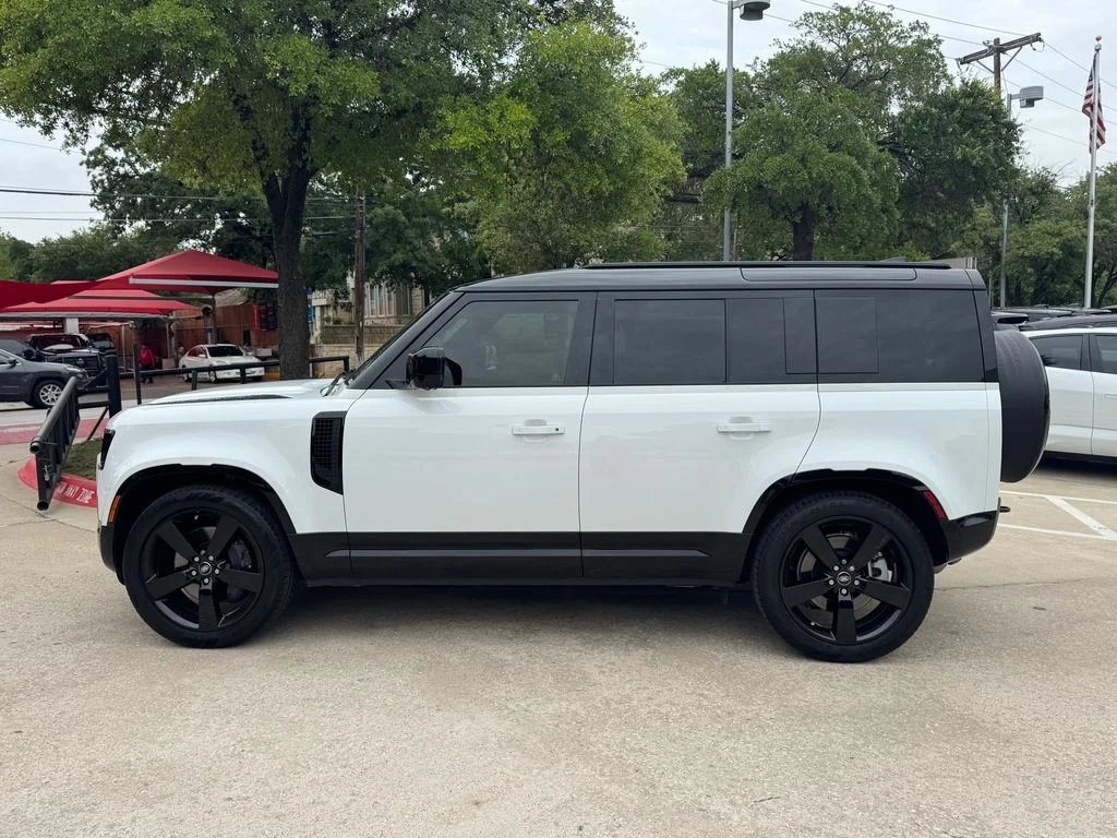 Certified Used 2025 White Land Rover X-Dynamic SE image 5