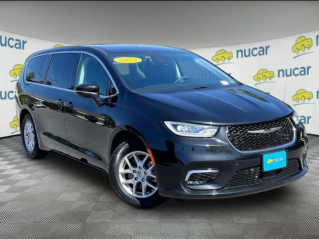 2023 Chrysler Pacifica Touring L's photo