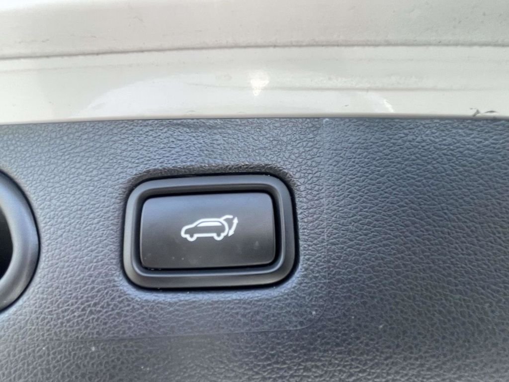 Used 2018 White Hyundai Value image 10