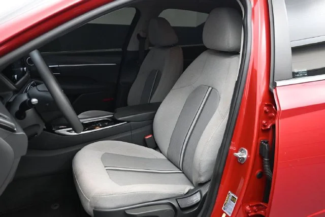 Used 2021 Red Hyundai SE image 5