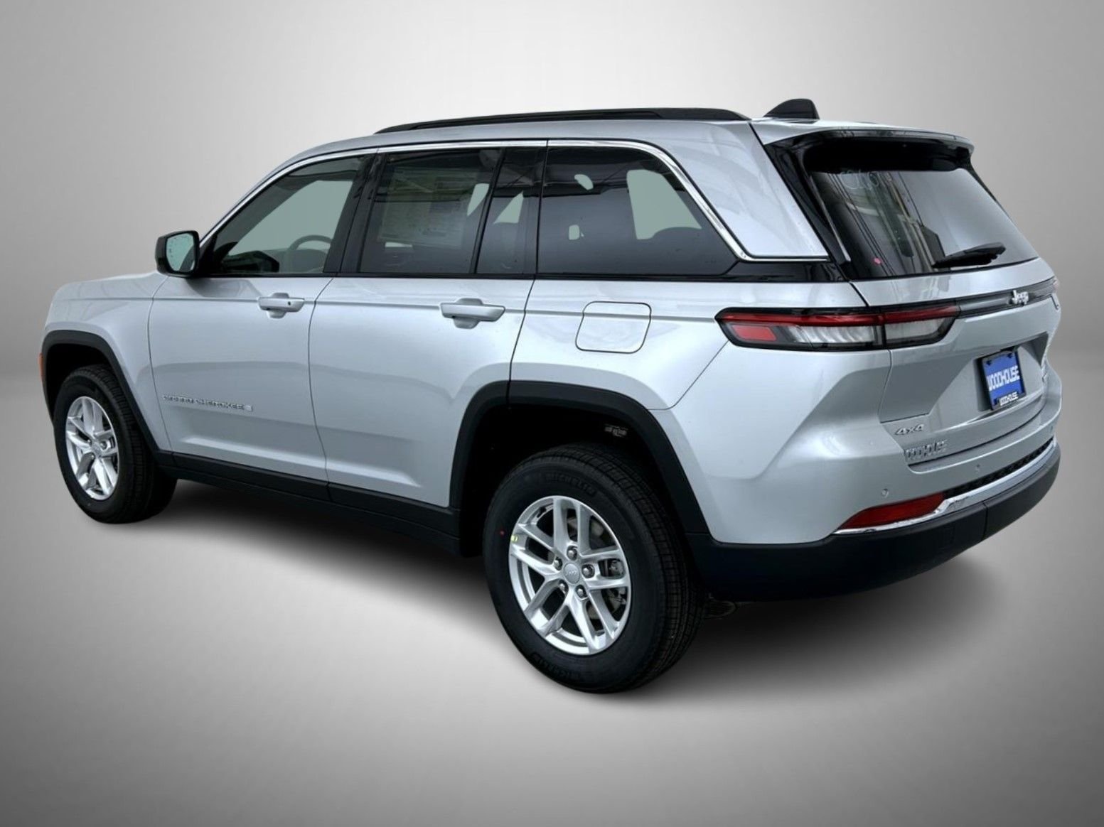 New 2026 Silver Zynith Exterior Paint Jeep Laredo X image 7