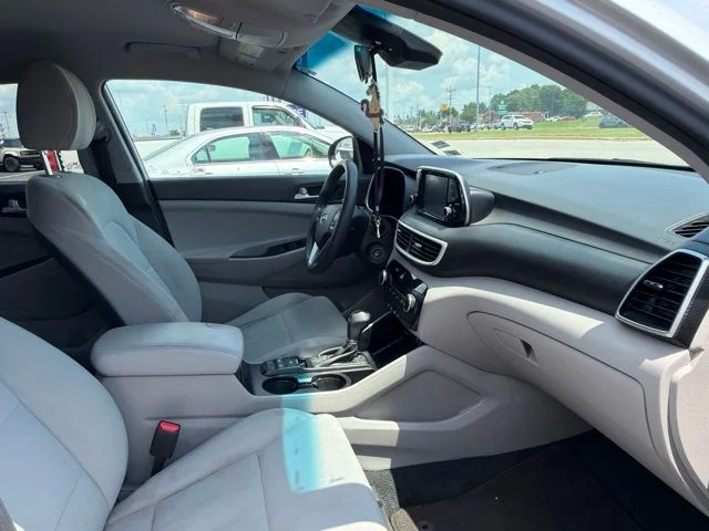 Used 2019 Molten Silver Hyundai SE image 15