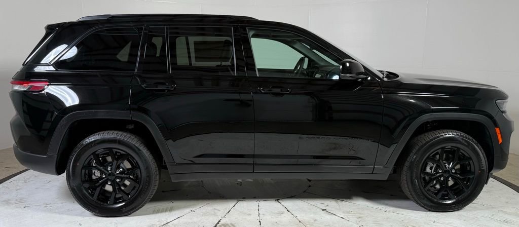 New 2025 Diamond Black Crystal Pearl-Coat Exterior Paint Jeep Altitude X image 8
