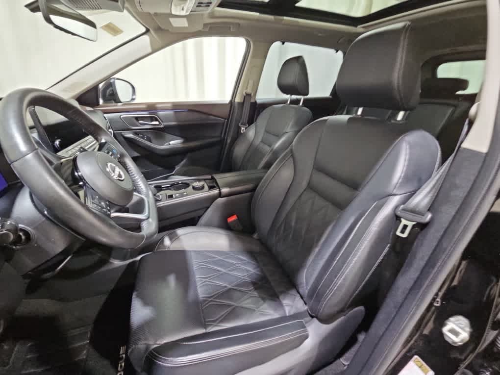 Used 2023 Super Black Nissan Platinum image 11