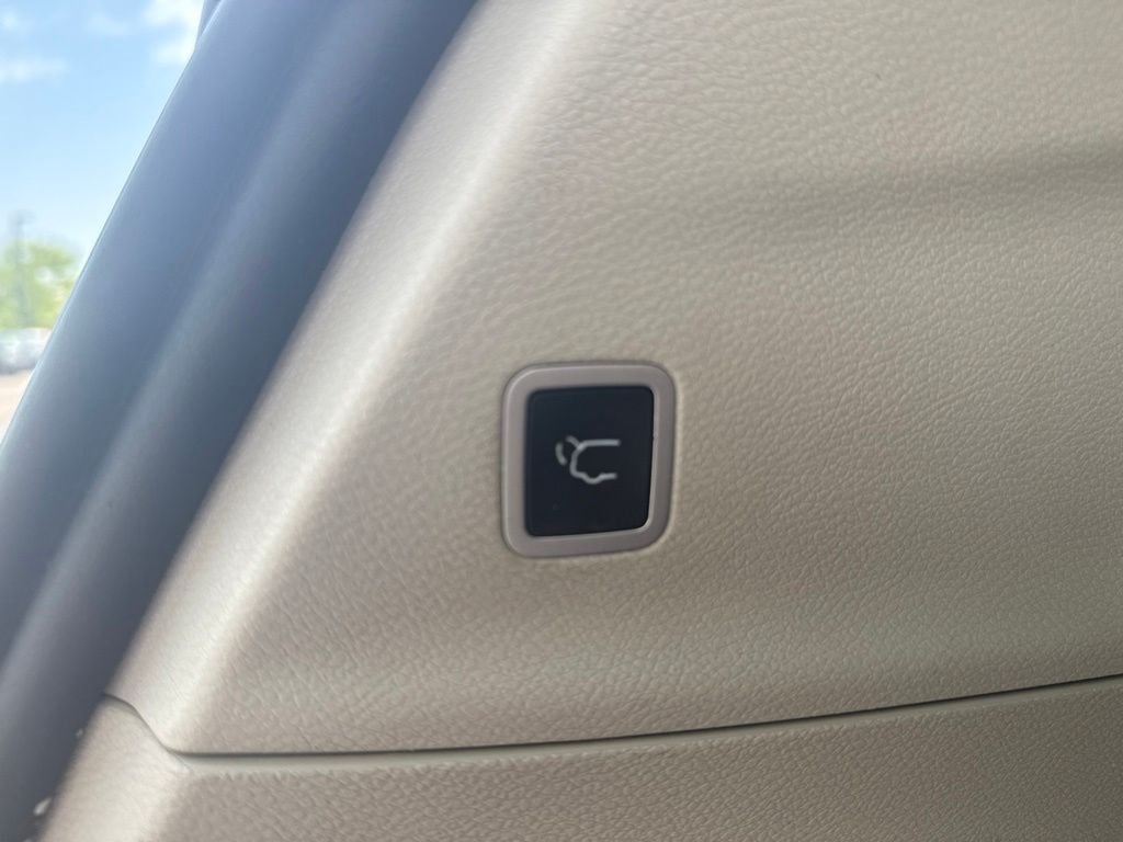 Used 2019 White Chrysler Limited image 18