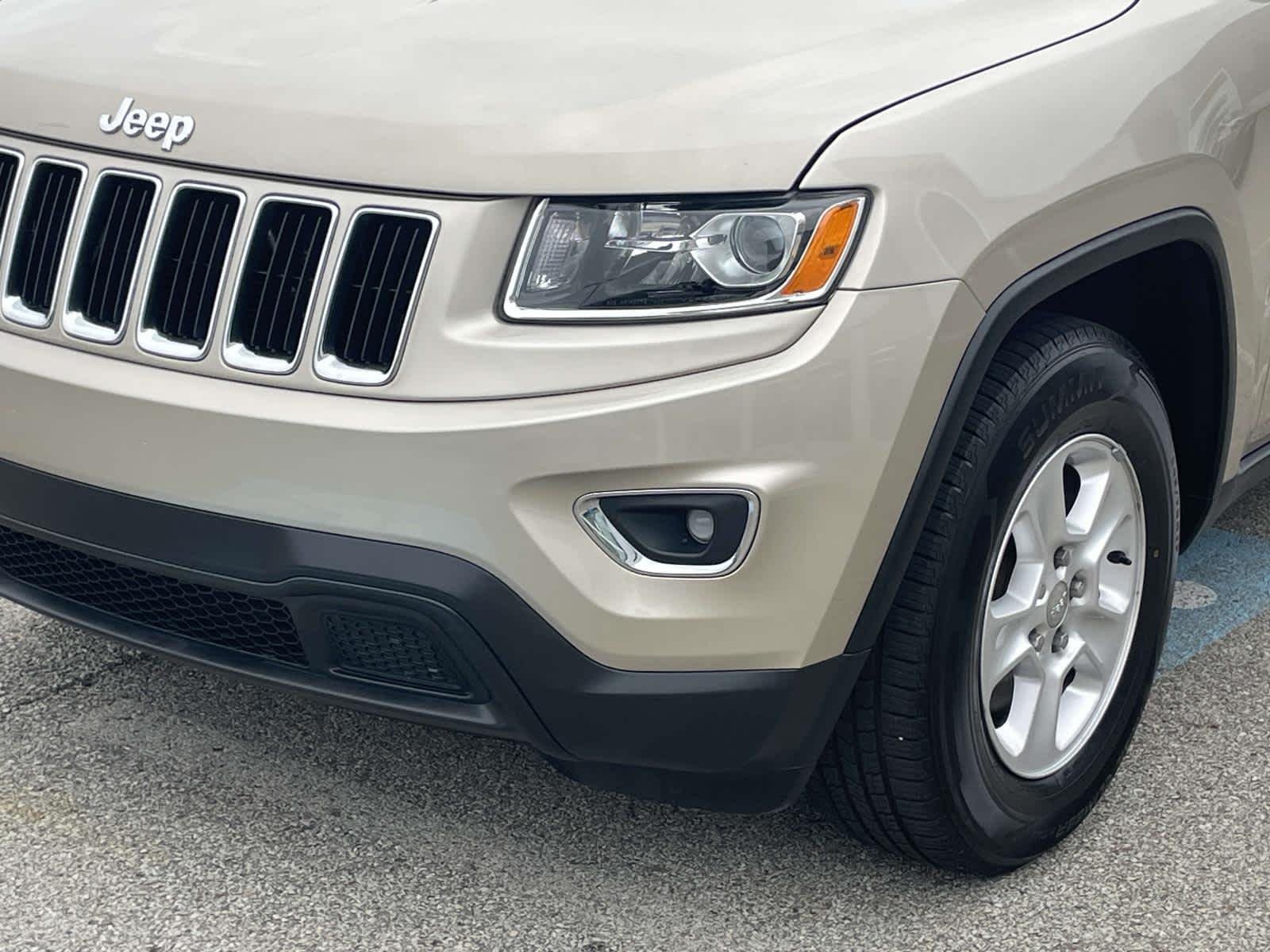 Used 2014 Cashmere Pearlcoat Jeep Laredo image 18