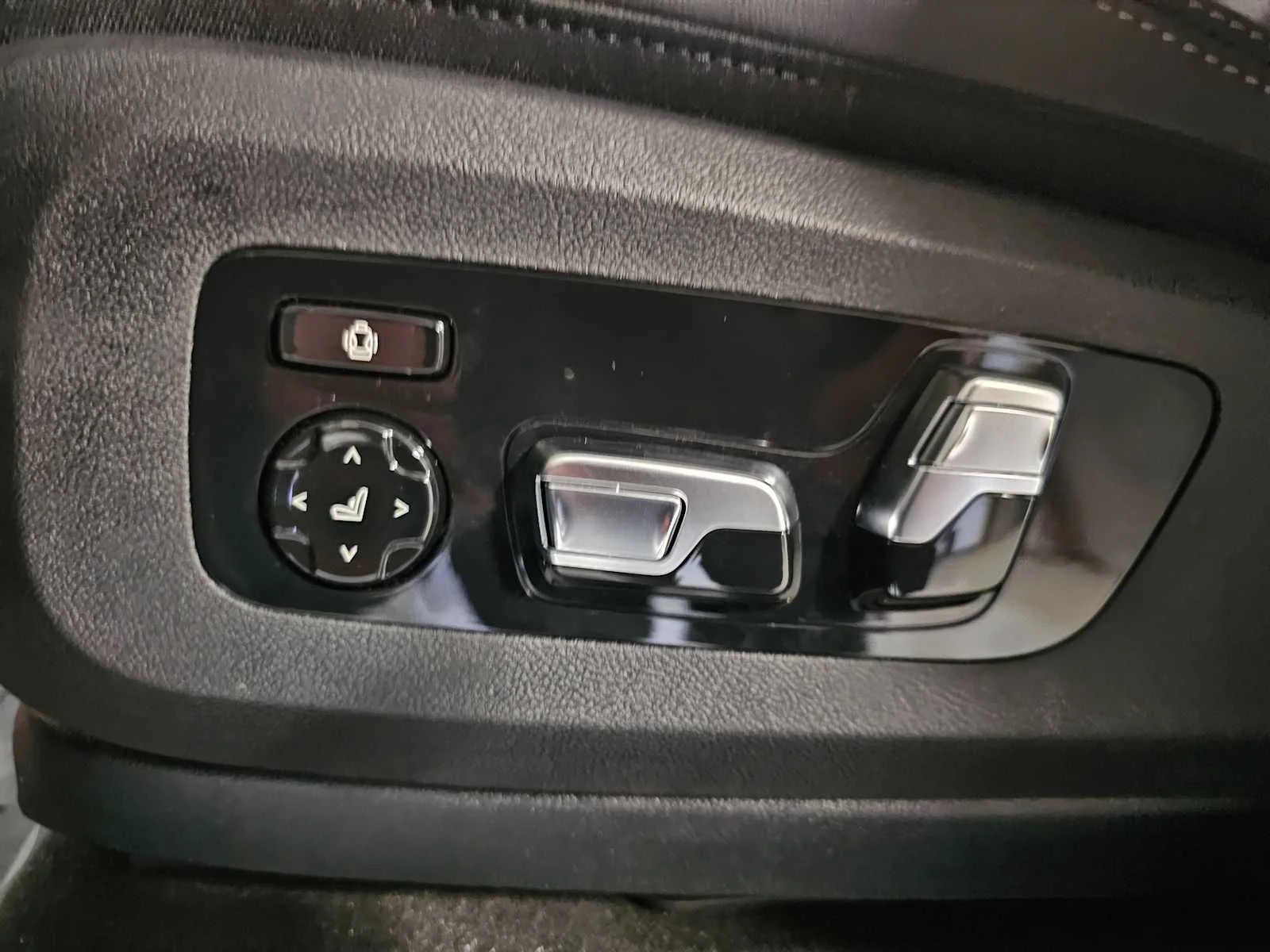 New 2026 Brooklyn Grey Metallic BMW xDrive50e image 30