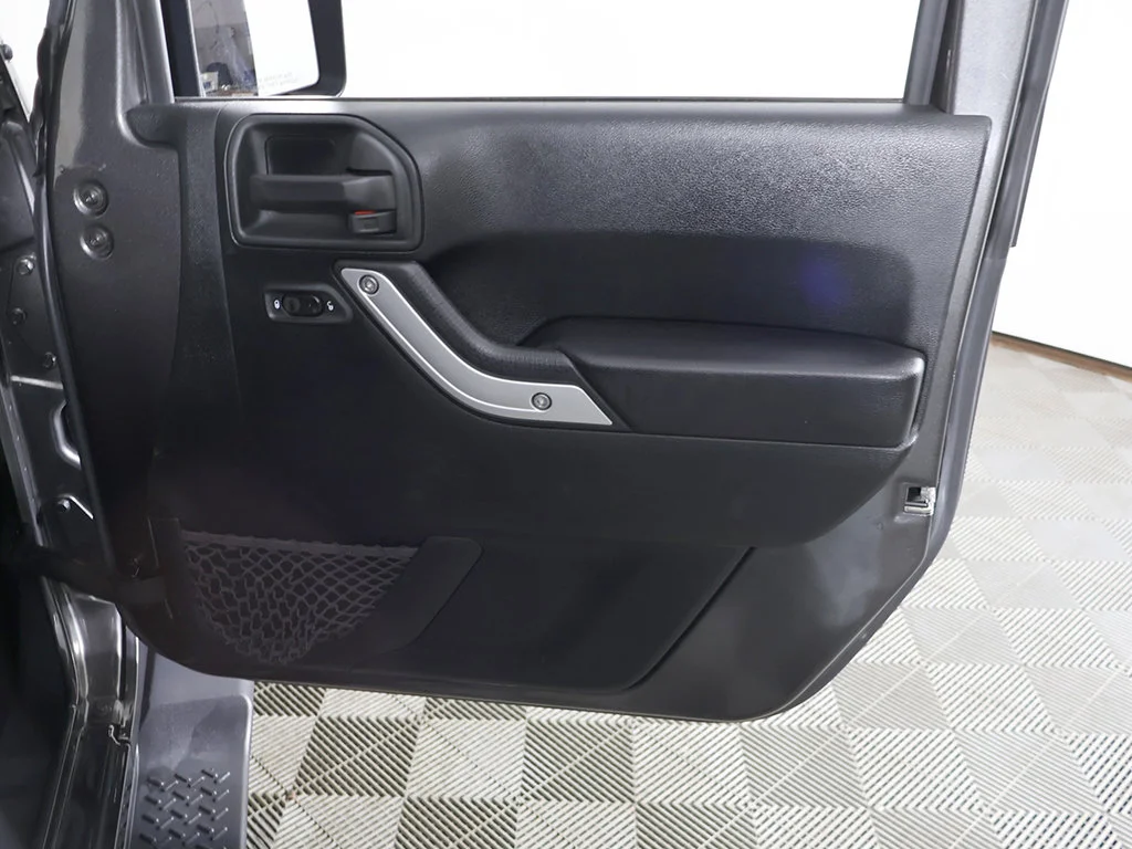 Used 2018 Crystal Metallic Jeep Unlimited Sahara image 18