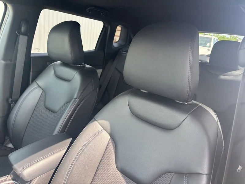 Used 2023 Silver Jeep Latitude image 27