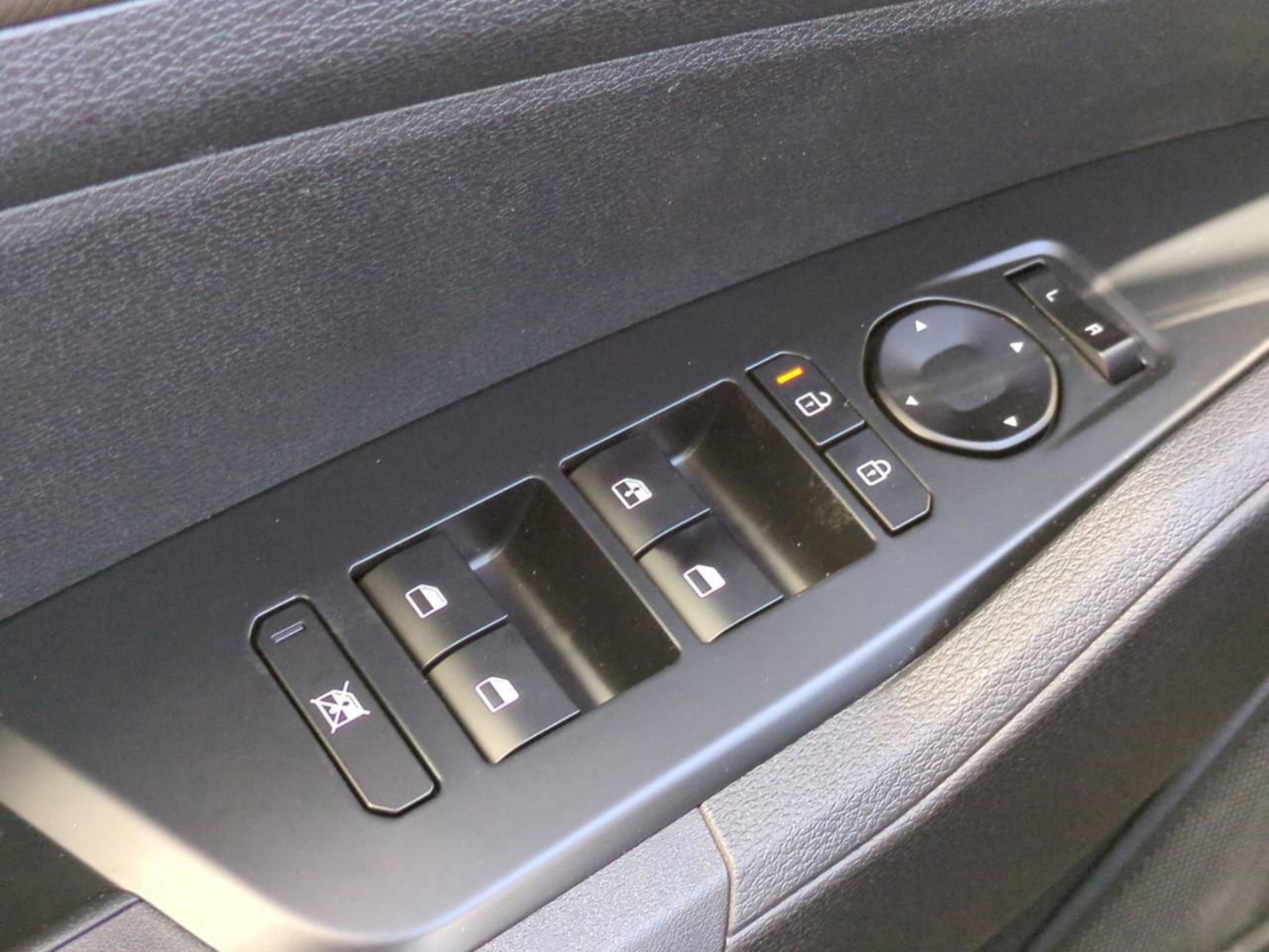 New 2026 Glacial White Pearl Kia LX image 21
