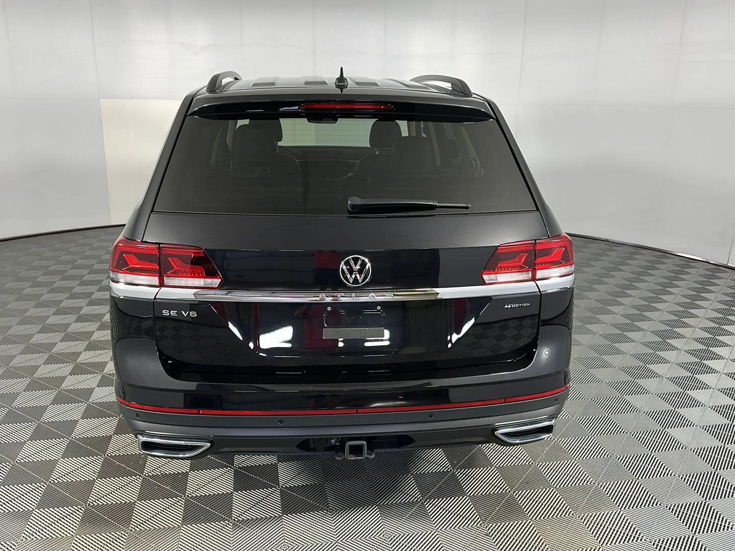 Used 2023 Deep Black Pearl Volkswagen 3.6L V6 SE w/Technology image 10