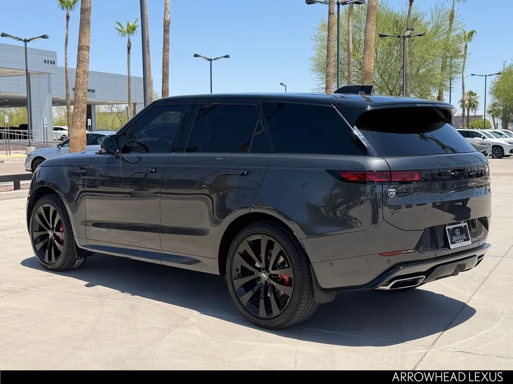 Used 2023 Gray Land Rover SE Dynamic image 4