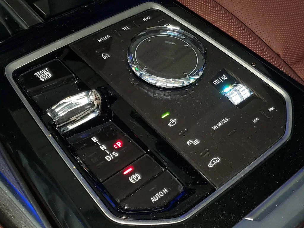New 2026 Black Sapphire Metallic BMW 750e xDrive image 25