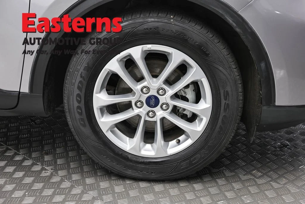 Used 2022 Silver Ford SE image 32