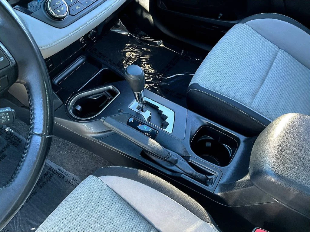 Used 2018 Silver Toyota XLE image 19