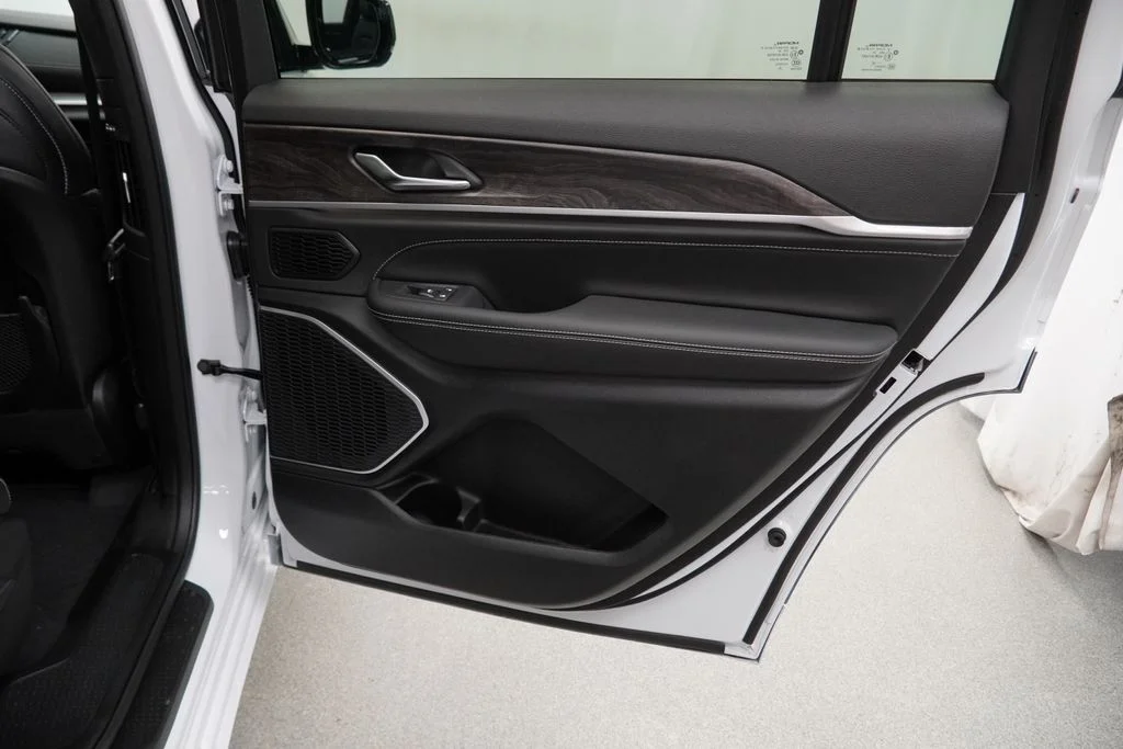 New 2026 Bright White Clear-Coat Exterior Paint Jeep Limited Reserve image 32