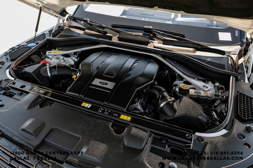 Used 2022 White Land Rover SE image 43
