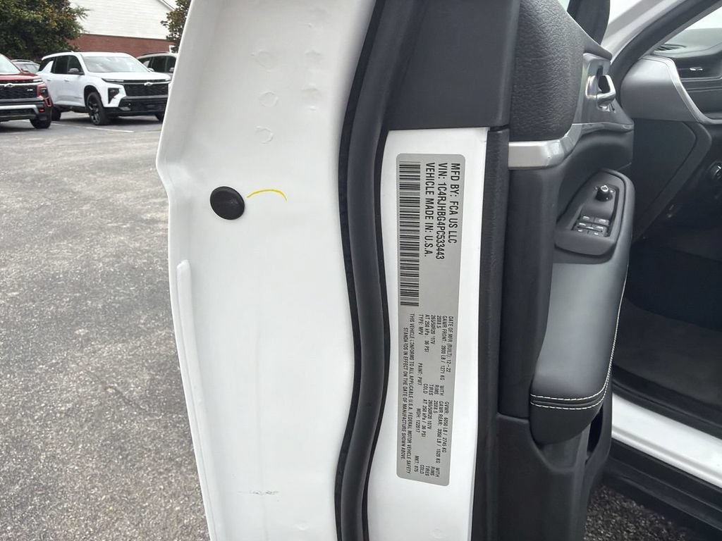 Used 2023  Jeep Limited image 29