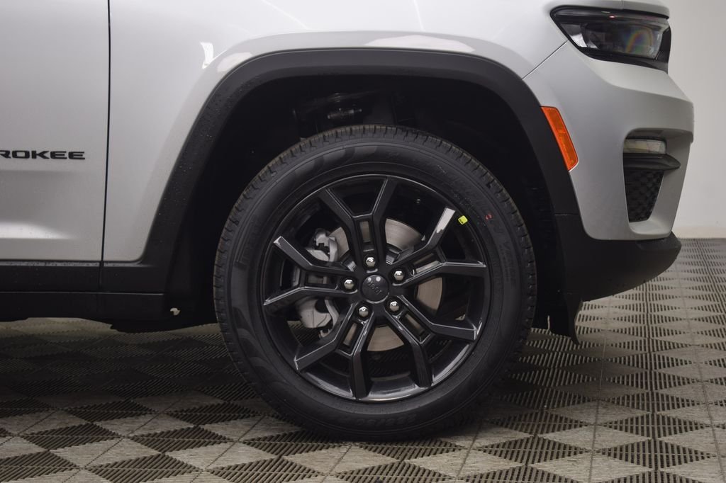 New 2025 Silver Zynith Exterior Paint Jeep Limited image 7