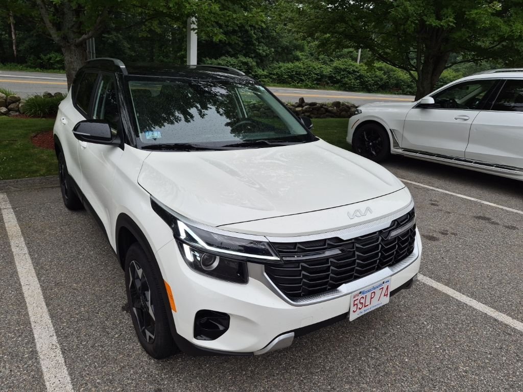 Used 2025 White Kia S image 4