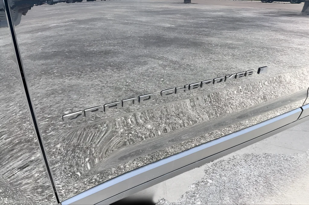 New 2026 Diamond Black Crystal Pearlcoat Jeep Altitude image 16