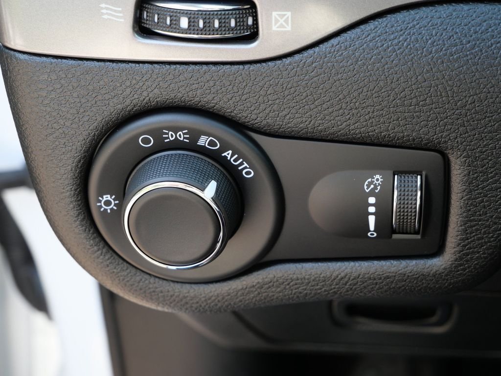 Certified Used 2020 White Jeep Latitude image 17