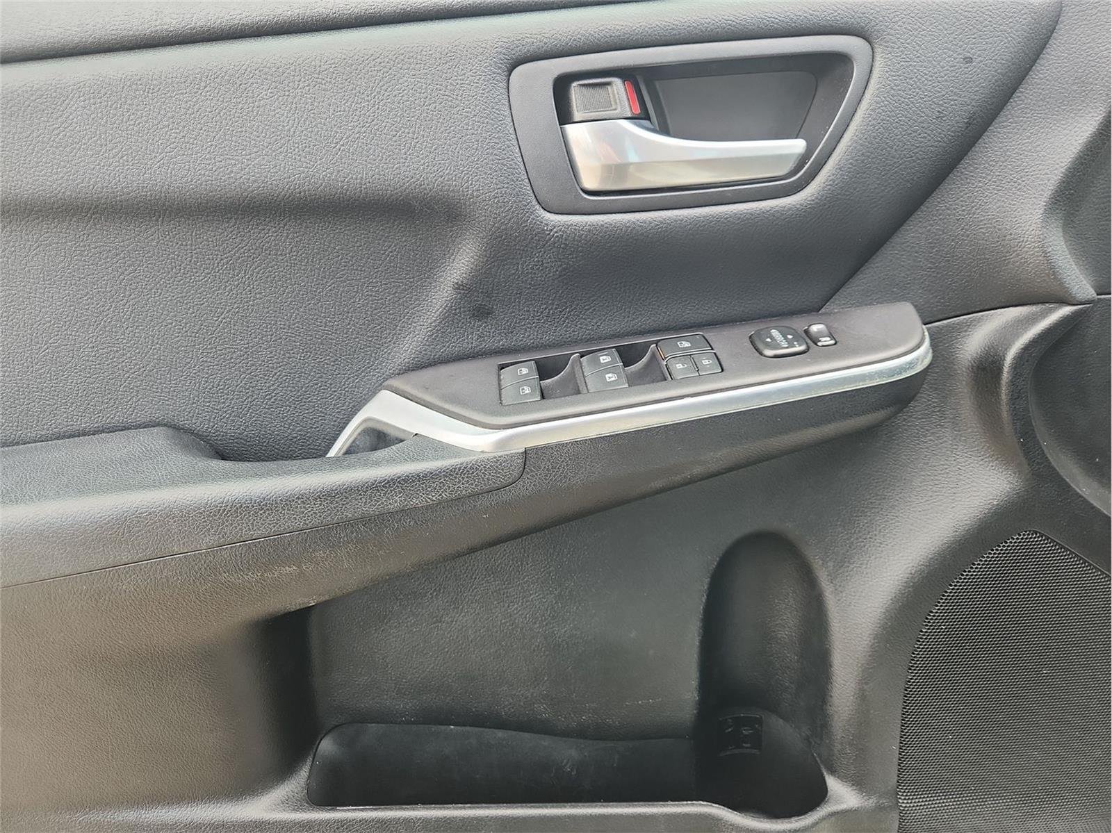 Used 2016 White Toyota XLE image 21