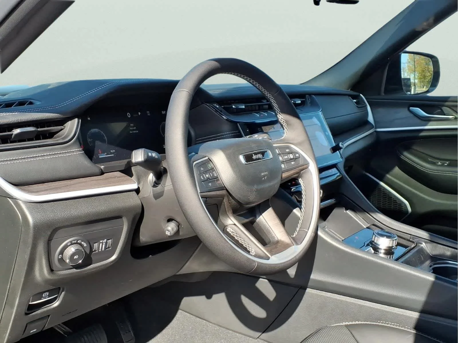 New 2026 Silver Zynith Jeep Laredo Altitude image 8