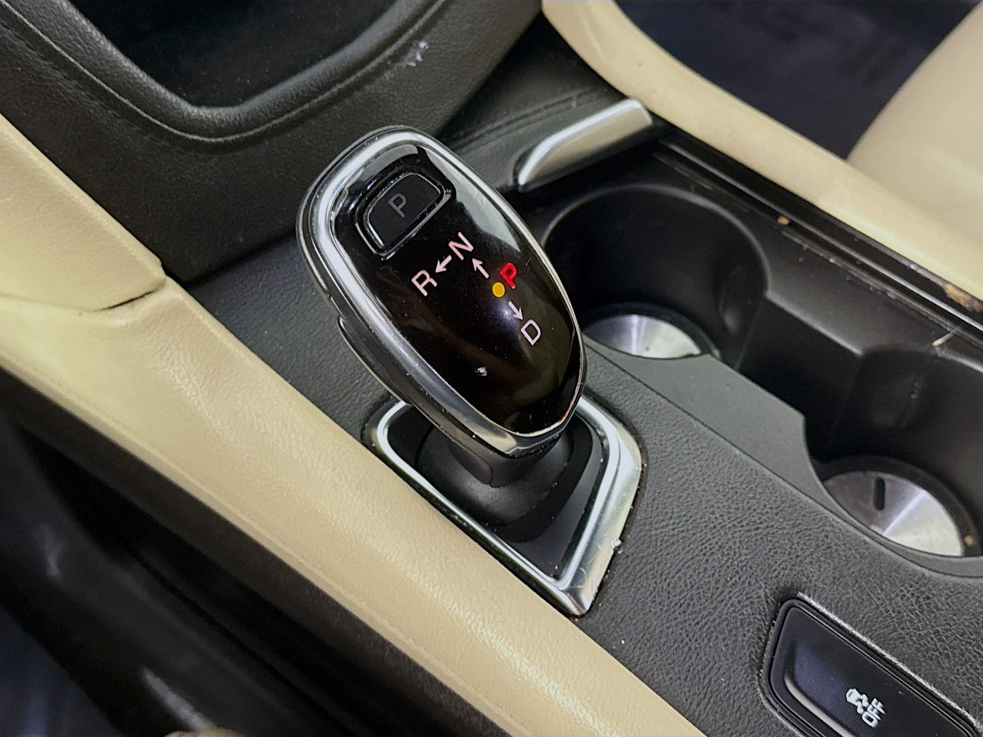 Used 2018 Crystal White Tricoat Cadillac Luxury FWD image 16