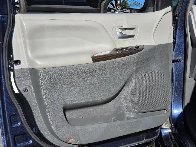 Used 2018 Beige Toyota XLE image 19