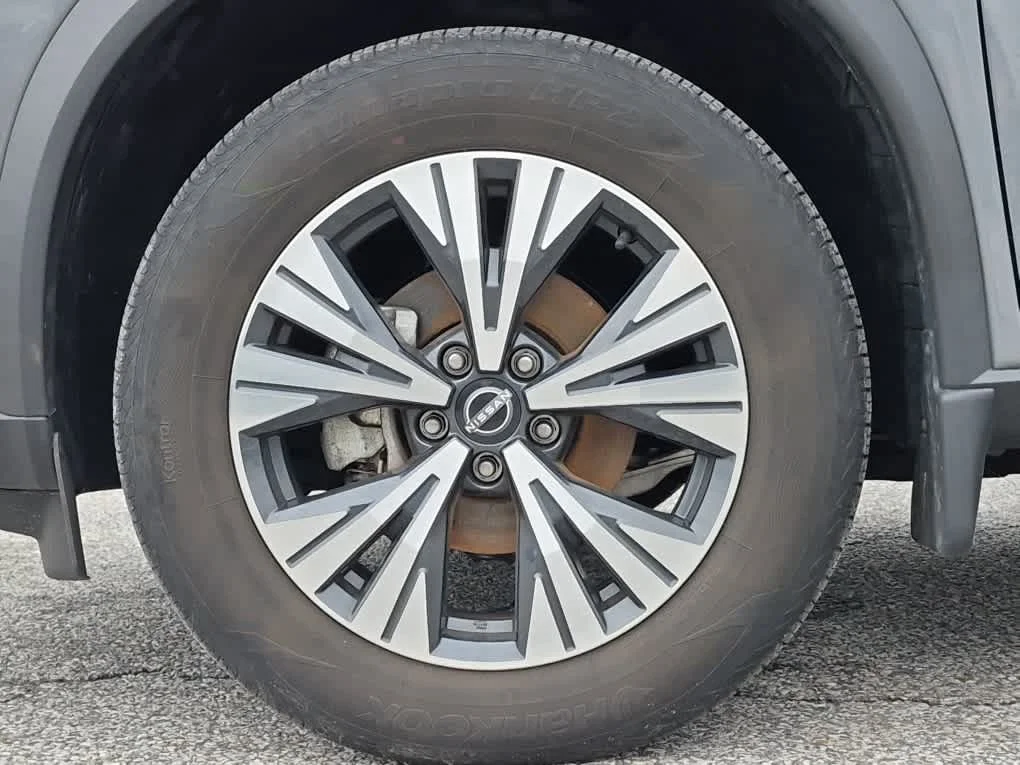 Used 2023 Gun Metallic Nissan SV image 6