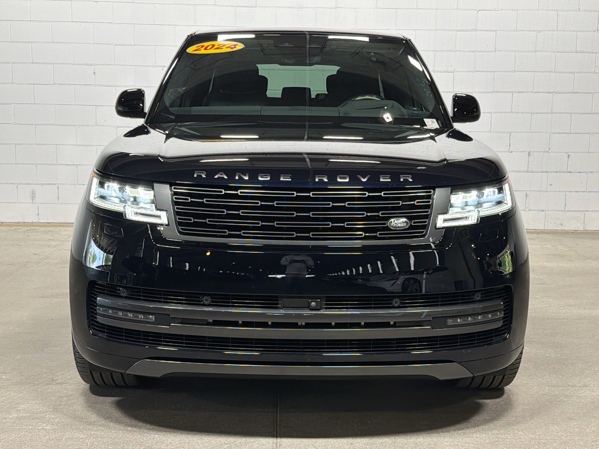 Used 2024 Ligurian Black SV Bespoke Ultra Metallic Sat Land Rover Autobiography image 9