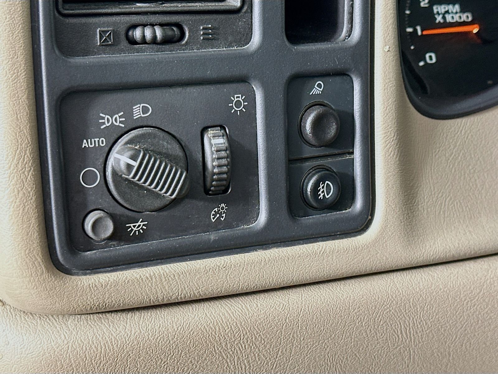 Used 2004 Sandstone Metallic Chevrolet Base image 11