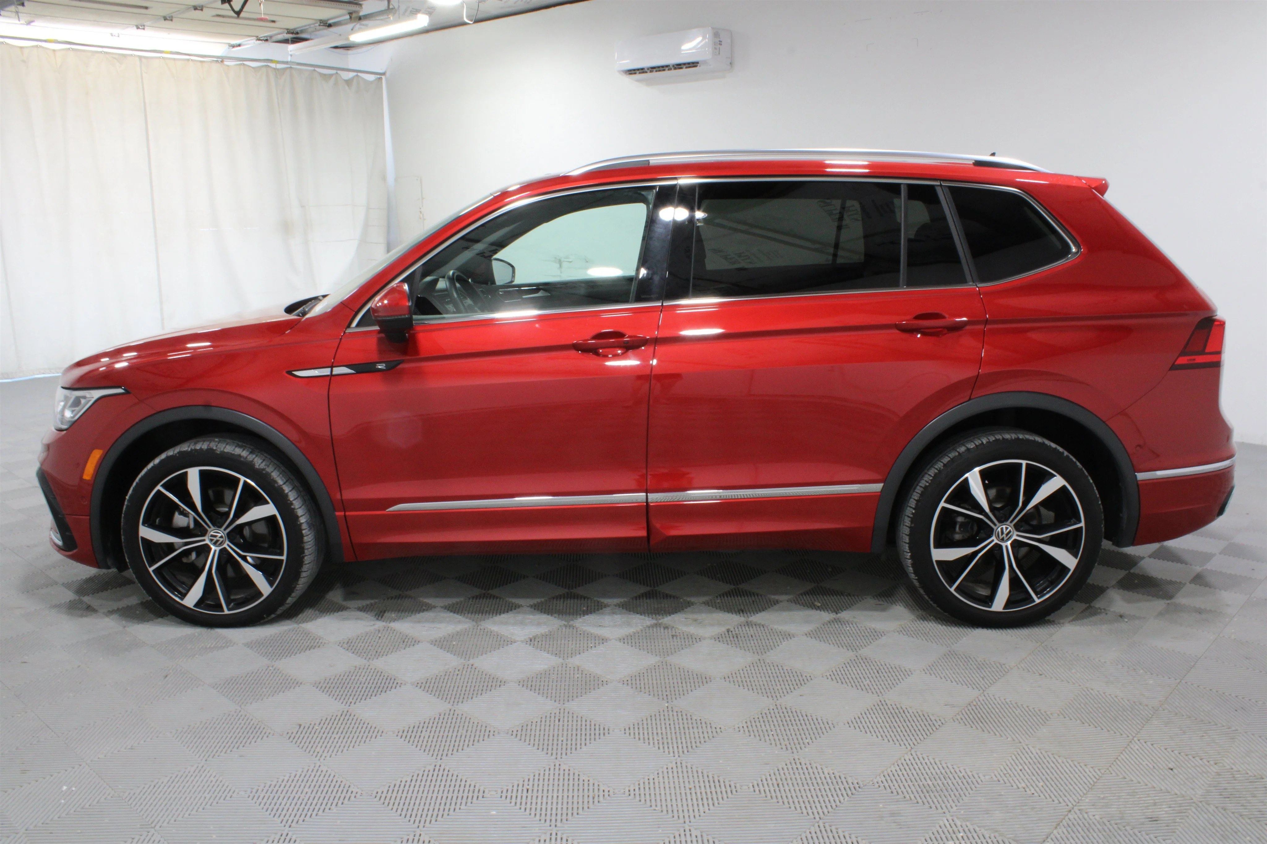 Used 2024 Kings Red Metallic Volkswagen SEL R-Line image 30