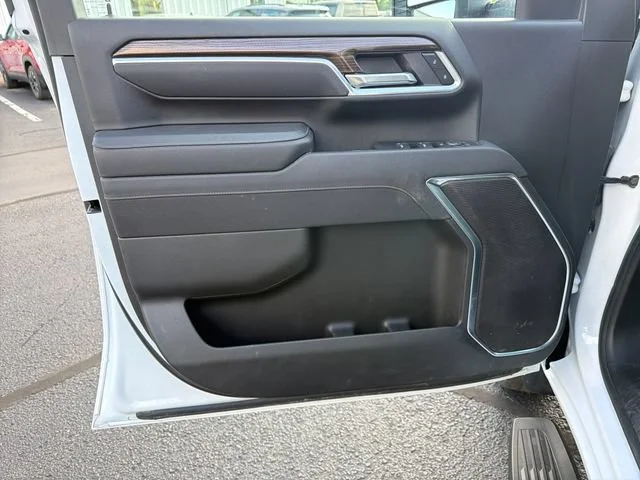 Used 2025 Summit White Chevrolet LT image 18