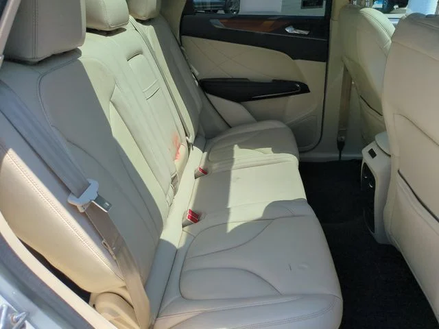 Used 2015 White Lincoln Base image 32